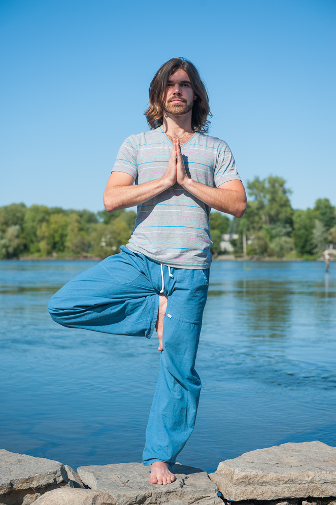André-Claude qui pratique le yoga