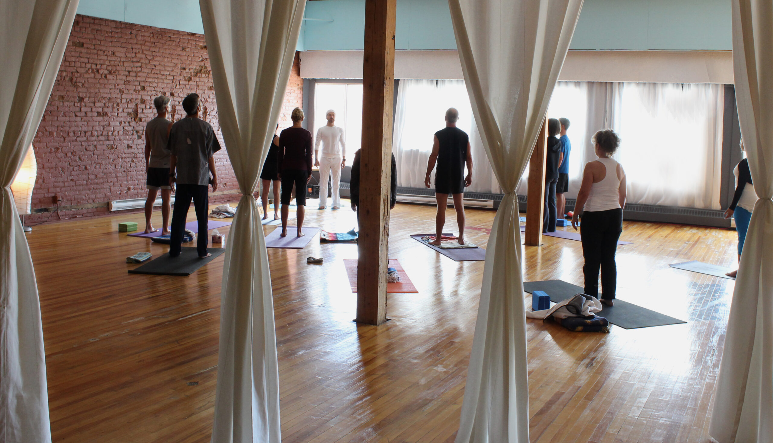 Salle de yoga dans les débuts de Origine Yoga