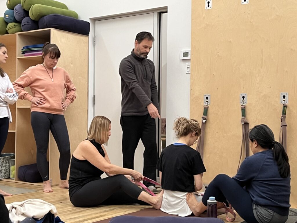 Mentor en yoga avec son groupe d'élèves